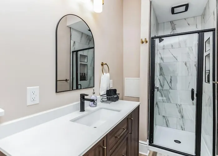 Stylish 2-bedroom With Street Parking Near * Pittsburgh