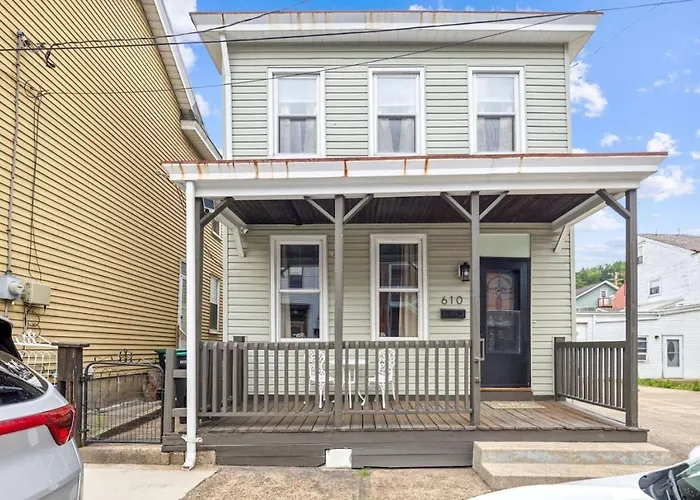 Holiday home Stylish 2-bedroom With Street Parking Near Pittsburgh