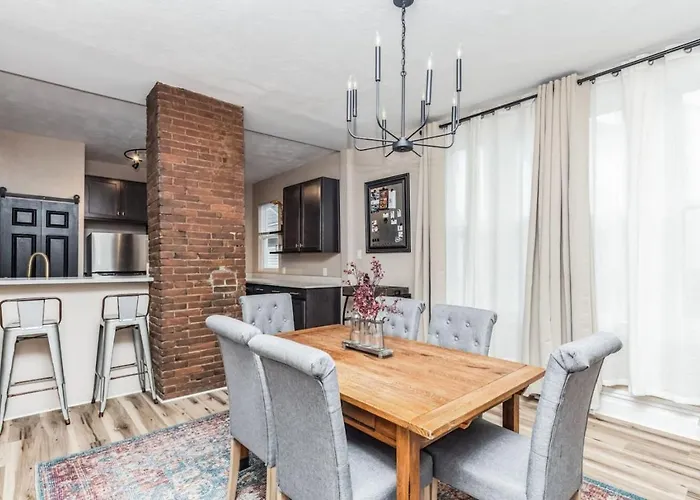 Stylish 2-bedroom With Street Parking Near Holiday home Pittsburgh