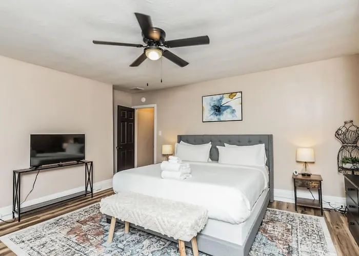 Stylish 2-bedroom With Street Parking Near