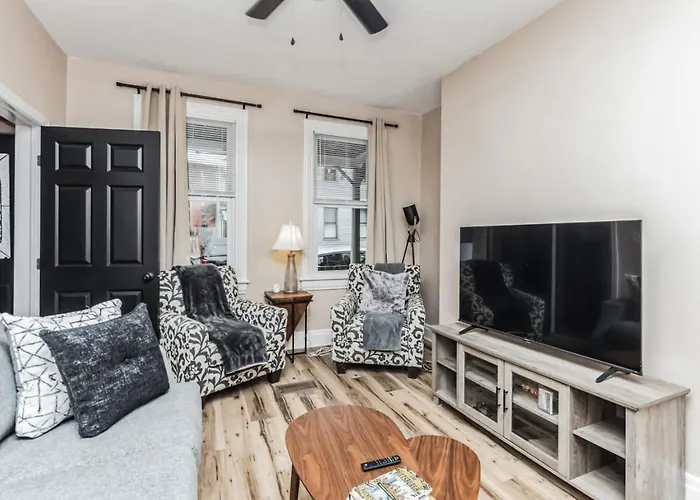 Holiday home Stylish 2-bedroom With Street Parking Near *