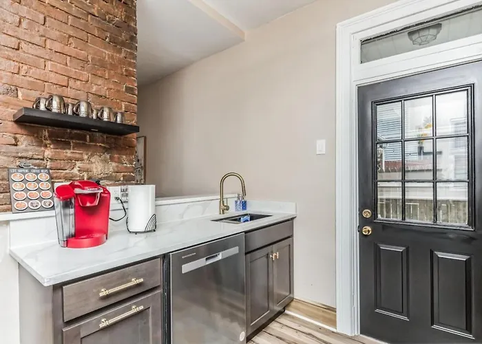 Stylish 2-bedroom With Street Parking Near