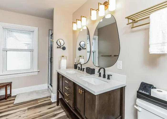 Stylish 2-bedroom With Street Parking Near *