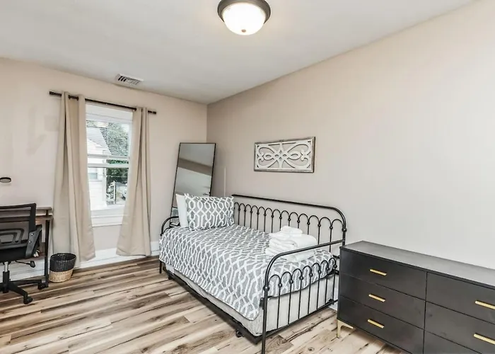 Stylish 2-bedroom With Street Parking Near Pittsburgh