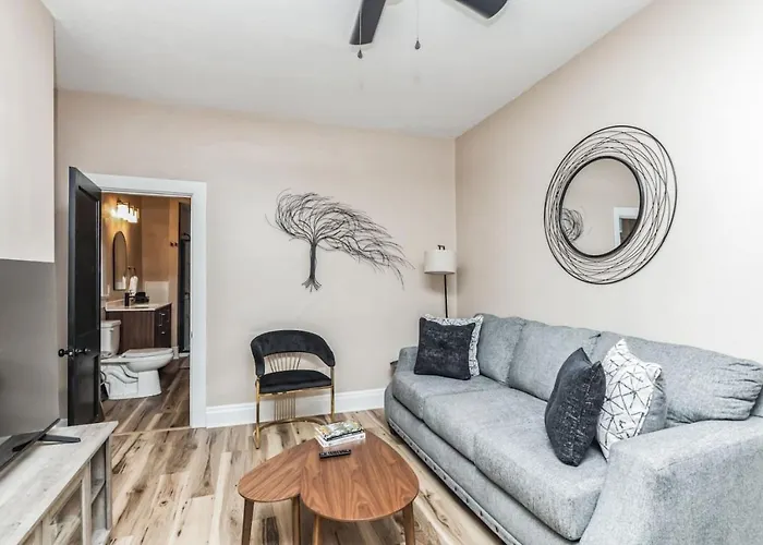 Stylish 2-bedroom With Street Parking Near Holiday home *